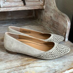 Vionic Carmela Flats Pointy Toe Perforated Suede Size 7 taupe / tan / grey